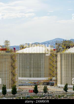 Terminal de GNL grands réservoirs de stockage dans le port de Barcelone, approvisionnement en gaz naturel liquéfié, diversification des sources d'énergie Banque D'Images