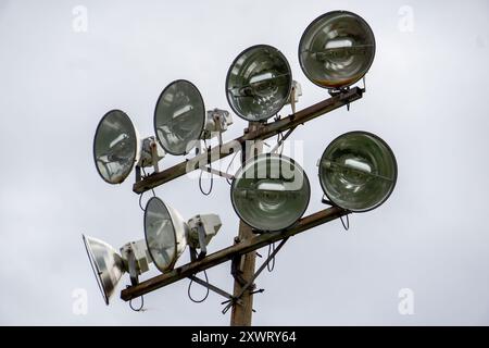 Le stade extérieur inonde les lumières et se tient contre un fond de ciel blanc Banque D'Images