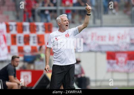 Halle, Deutschland 20. Août 2024 : Regionalliga Nord/Ost - 2024/2025 - Hallescher FC vs VSG Altglienicke Im Bild : entraîneur Mark Zimmermann (Halle) gestikuliert auf dem Spielfeld. Banque D'Images