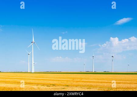 des éoliennes contre le ciel bleu sur un parc éolien en france assurant la production d’électricité de manière durable Banque D'Images