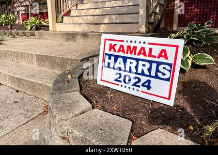 Providence, États-Unis. 11 août 2024. Un panneau de campagne Kamala Harris 2024 est affiché dans la cour avant d'une maison à Providence, Rhode Island, le 11 août 2024. La vice-présidente Kamala Harris a annoncé le 21 juillet 2024 qu'elle solliciterait la nomination du Parti démocrate après que le président Biden eut déclaré qu'il se retirerait de la course. (Photo de Samuel Rigelhaupt/Sipa USA) crédit : Sipa USA/Alamy Live News Banque D'Images