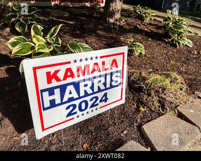 Providence, États-Unis. 11 août 2024. Un panneau de campagne Kamala Harris 2024 est affiché dans la cour avant d'une maison à Providence, Rhode Island, le 11 août 2024. La vice-présidente Kamala Harris a annoncé le 21 juillet 2024 qu'elle solliciterait la nomination du Parti démocrate après que le président Biden eut déclaré qu'il se retirerait de la course. (Photo de Samuel Rigelhaupt/Sipa USA) crédit : Sipa USA/Alamy Live News Banque D'Images