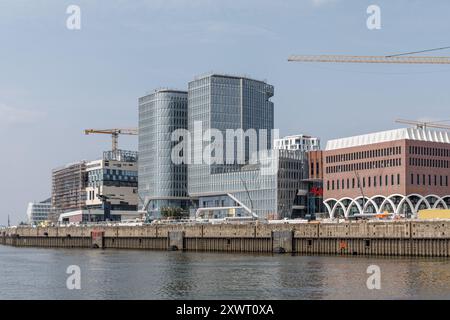 Hambourg, Allemagne. 20 août 2024. Vue de Baakenhöft sur le Norderelbe jusqu'au chantier du Westfield Hamburg-Überseequartier. L’ouverture, initialement prévue pour avril, a été reportée au 17 octobre en raison de dégâts d’eau. Crédit : Markus Scholz/dpa/Alamy Live News Banque D'Images