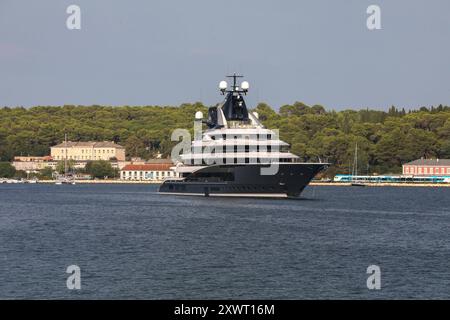 Croatie, Pula, 200824. Le mégayacht de luxe Kismet, propriété du milliardaire pakistano-américain Shahid Khan, est ancré dans la baie de Pula. Photo : Goran Sebelic / CROPIX Copyright : xxGoranxSebelicx jahta kismet15-200824 Banque D'Images