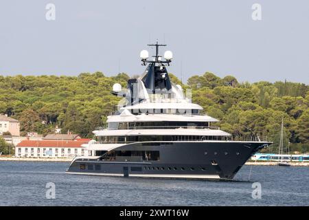 Croatie, Pula, 200824. Le mégayacht de luxe Kismet, propriété du milliardaire pakistano-américain Shahid Khan, est ancré dans la baie de Pula. Photo : Goran Sebelic / CROPIX Copyright : xxGoranxSebelicx jahta kismet14-200824 Banque D'Images