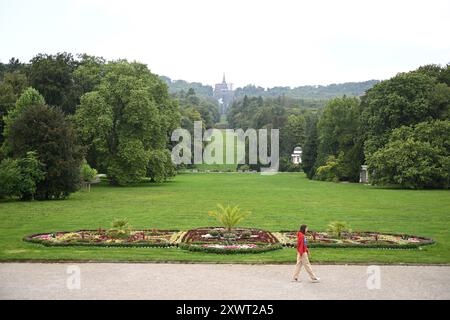 Kassel, Allemagne. 19 août 2024. Vue du Bergpark Wilhelmshöhe et de la statue d'Hercule en arrière-plan. Bergpark Wilhelmshöhe, le plus grand parc de montagne d'Europe et classé au patrimoine mondial de l'UNESCO, est unique au monde et célèbre pour sa richesse en arbres et plantes, ses musées, Hercule et les fontaines tricks. Crédit : Swen Pförtner/dpa/Alamy Live News Banque D'Images