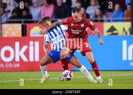 Toby Mullarkey de Crawley Town (à droite) et Cameron Peupion de Brighton & Hove Albion se battent pour le ballon lors du Bristol Street Motors Trophy, Southern Group B match au Broadfield Stadium de Crawley. Date de la photo : mardi 20 août 2024. Banque D'Images