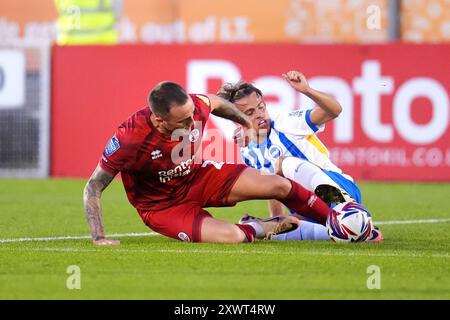 Toby Mullarkey de Crawley Town (à gauche) et Cameron Peupion de Brighton & Hove Albion se battent pour le ballon lors du Bristol Street Motors Trophy, Southern Group B match au Broadfield Stadium de Crawley. Date de la photo : mardi 20 août 2024. Banque D'Images