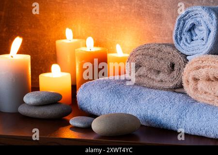 Spa Still Life avec serviettes, bougies et galets Banque D'Images