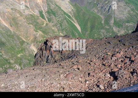 haut paysage montagneux avec un troupeau de bouillies caucasiennes au premier plan Banque D'Images