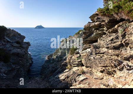 Ile de Giraglia, Barcaggio, Corse, France. Magnifique coucher de soleil d'été sur une plage, Corse. Barcaggio est une grande baie au Cap Corse, au nord de l'île. Banque D'Images