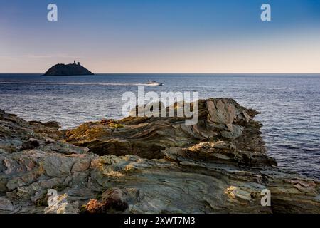 Ile de Giraglia, Barcaggio, Corse, France. Magnifique coucher de soleil d'été sur une plage, Corse. Barcaggio est une grande baie au Cap Corse, au nord de l'île. Banque D'Images