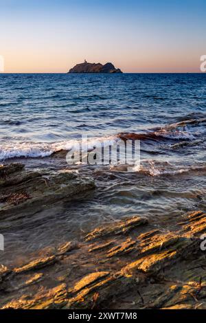 Ile de Giraglia, Barcaggio, Corse, France. Magnifique coucher de soleil d'été sur une plage, Corse. Barcaggio est une grande baie au Cap Corse, au nord de l'île. Banque D'Images