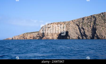 Vue panoramique de la côte rocheuse entrant dans l'eau du sud de la Sardaigne, Italie, près de Masua avec des eaux turquoises claires près de Porto Flavia. Nature tou Banque D'Images