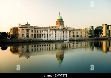 Dublin, Irlande. The Custom House, Dublin Port, sur la rive nord de la rivière Liffey. Construit dans un style néoclassique en 1791 Banque D'Images