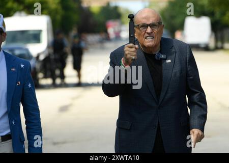 Chicago, États-Unis. 20 août 2024. Rudy Giulani filme la barrière de sécurité qui a été violée par des manifestants hier devant le United Center lors de la Convention nationale démocrate 2024 à Chicago, Illinois, mardi 20 août 2024. Photo de Paul Beaty/UPI crédit : UPI/Alamy Live News Banque D'Images