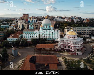 Été en soirée Kursk, cathédrale de Znamensky et église de Résurrection, vue aérienne de drone. Banque D'Images