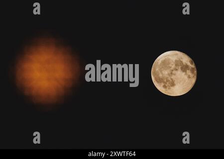 Berlin, Deutschland. 20 août 2024. Pleine lune levante à Berlin, le 20 août 2024. Crédit : dpa/Alamy Live News Banque D'Images