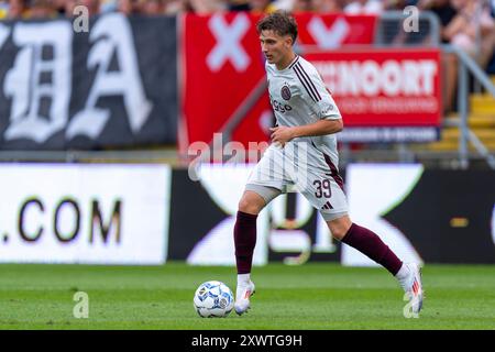 Breda, pays-Bas. 18 août 2024. BREDA, PAYS-BAS - 18 AOÛT : Mika Godts de l'Ajax court avec le ballon lors du match néerlandais Eredivisie entre le NAC Breda et l'AFC Ajax au Rat Verlegh Stadion le 18 août 2024 à Breda, pays-Bas. (Photo de Joris Verwijst/Orange Pictures) crédit : dpa/Alamy Live News Banque D'Images