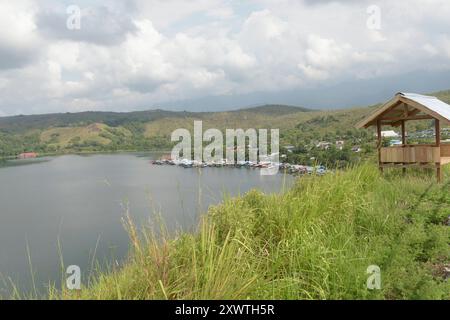 Blick auf den Sentani Voir. Zahlreiche Berge und Erhebungen wurden abgeholzt. Der Sentani See ist das größte Binnensee in West-Papua und ist sehr unregelmäßig geformt. In der Umgebung des Sees leben etwa 30,000 Menschen der Volksgruppe der Sentani in 30 Dörfern, die sich von Fischen des Sees, Tieren, Früchten und Gemüse der Umwelt ernähren. Der See entstand möglicherweise durch eine tektonische Anhebung, belegt ist dies allerdings nicht. IM Norden befindet sich bergiges Gelände, im Süden wird es flacher. DAS Einzugsgebiet beträgt etwa 600 Quadratkilomètre mit mittleren Jahresniederschlägen von Banque D'Images