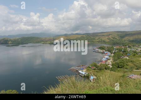 Blick auf den Sentani Voir. Zahlreiche Berge und Erhebungen wurden abgeholzt. Der Sentani See ist das größte Binnensee in West-Papua und ist sehr unregelmäßig geformt. In der Umgebung des Sees leben etwa 30,000 Menschen der Volksgruppe der Sentani in 30 Dörfern, die sich von Fischen des Sees, Tieren, Früchten und Gemüse der Umwelt ernähren. Der See entstand möglicherweise durch eine tektonische Anhebung, belegt ist dies allerdings nicht. IM Norden befindet sich bergiges Gelände, im Süden wird es flacher. DAS Einzugsgebiet beträgt etwa 600 Quadratkilomètre mit mittleren Jahresniederschlägen von Banque D'Images