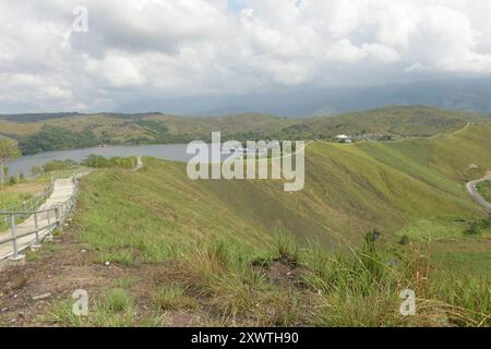 Blick auf den Sentani Voir. Zahlreiche Berge und Erhebungen wurden abgeholzt. Der Sentani See ist das größte Binnensee in West-Papua und ist sehr unregelmäßig geformt. In der Umgebung des Sees leben etwa 30,000 Menschen der Volksgruppe der Sentani in 30 Dörfern, die sich von Fischen des Sees, Tieren, Früchten und Gemüse der Umwelt ernähren. Der See entstand möglicherweise durch eine tektonische Anhebung, belegt ist dies allerdings nicht. IM Norden befindet sich bergiges Gelände, im Süden wird es flacher. DAS Einzugsgebiet beträgt etwa 600 Quadratkilomètre mit mittleren Jahresniederschlägen von Banque D'Images