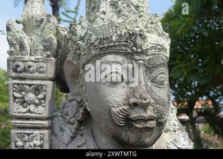 Figure des Palastes Taman Gili, der von den Kanonen der Niederländer fast vollständig zerstört wurde. Nur das Südportal Pemedal Agung blieb erhalten. IM nordöstlichen Bereich liegt die rekonstruierte Gerichtshalle Kertha Gosa, die um 1700 unter König Dewa Agung erichtet wurde. Hier tagte ein Gericht aus Brahmanenpriestern und Adligen BEI Fällen, die nicht durh die Dorfversammlung geregelt werden konnte. Eindrucksvoller als jeder Gesetzestext verdeutlichen bunte Deckenmalereien im Wayang-STIL, welche Strafen ein Täter erwarten konnte. Ähnliche Bilder gibt es im Bale Kambang, einem Pavillon In Banque D'Images