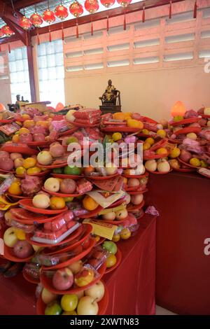 IM Tempelkomplex Jin de Yuan auch Vihara Dharma Bhaki genannt haben die Gläubigen viel Obst und Geld gespendet. Der Tempelkomplex besteht aus drei Tempeln, die verschiedenen Gottheiten gewidmet sind. Dieser wurde 1650 von dem chinesischen Leutnant Guo Xun Guan zu Ehren der Göttin der Barmherzigkeit errichet. Nach der Zerstörung während der Massaker an den Chinesen wurde er 1755 neu aufgebaut und 1890 nochmals restauriert. Bis 2015 standen im Innern jahrhundertealte buddhistische und taoistische Figuren, Glocken, Trommeln und meterhohe Kerzen. während des chinesischen Laternenfestes Cap Go Meh Banque D'Images