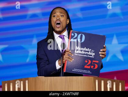 Chicago, États-Unis. 20 août 2024. Le représentant de l'État de Pennsylvanie Malcolm Kenyatta détient une copie du projet conservateur Blueprint Project 2025 lors de la Convention nationale démocrate de 2024 au United Center à Chicago, Illinois, le lundi 19 août 2024. Le thème de la deuxième journée est « Une vision audacieuse pour l'avenir de l'Amérique ». Photo de Tannen Maury/UPI crédit : UPI/Alamy Live News Banque D'Images