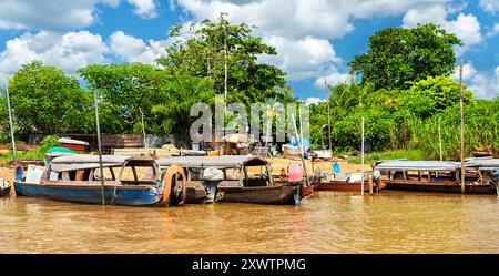 Pirogues sur la rivière Maroni à Saint Laurent à la frontière avec le Suriname, Guyane française Banque D'Images