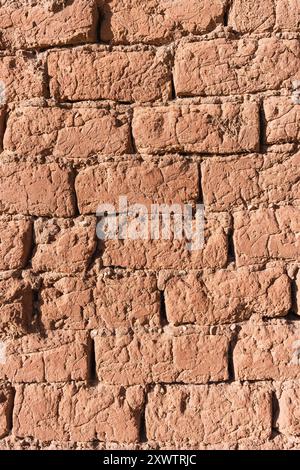 Texture de terre et mur d'adobe avec des fissures et des rainures dans la chaîne de montagnes des Andes Banque D'Images