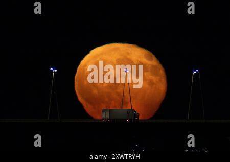 Lisbonne, Portugal. 20 août 2024. La pleine lune se lève de la structure du pont Vasco da Gama à Lisbonne. La Lune bleue, nommée d'après la deuxième pleine lune au cours du même mois du calendrier grégorien, est la première de 2024 et a la particularité d'orbiter près de 22 mille kilomètres plus près de la Terre. (Crédit image : © Jorge Castellanos/SOPA images via ZUMA Press Wire) USAGE ÉDITORIAL SEULEMENT! Non destiné à UN USAGE commercial ! Banque D'Images