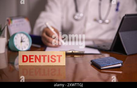 Bannière pour la Journée nationale des dentistes avec les mains tenant la bouche miroir dentaire et modèle de dent Banque D'Images