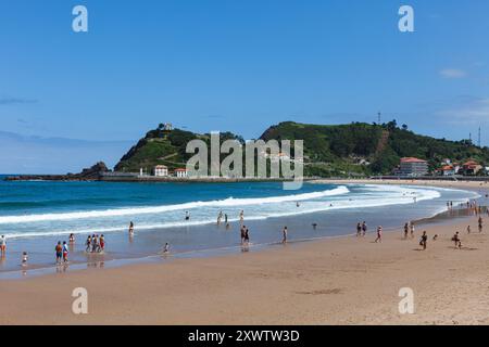 Plage de Santa Marina (Playa de Santa Marina) dans la ville pittoresque de Ribadesella, surplombée par Monte Corberu et la chapelle de la Guia, Asturies, Espagne. Banque D'Images