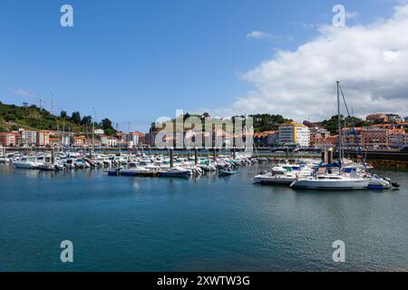 Le port et le port de plaisance de la ville pittoresque de Ribadesella, situé dans la région des Asturies en Espagne Banque D'Images