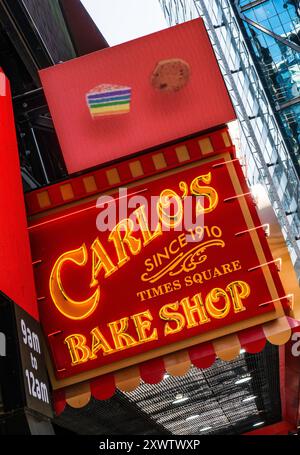 Carlos boulangerie est situé au coeur de Times Square et sert une grande variété de produits de boulangerie, 2024, New York City, États-Unis Banque D'Images