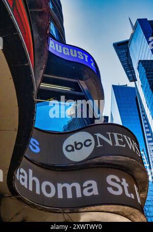 Panneaux d'affichage de publicité électronique à Times Square, New York City, États-Unis 2024 Banque D'Images