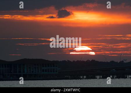 Coucher de soleil sur Pensacola Beach, Floride et Santa Rosa Sound. Banque D'Images