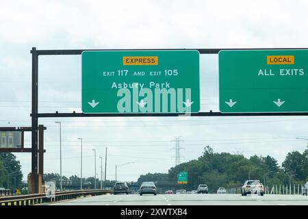 Woodbridge, New Jersey - 18 août 2024 : panneaux de sortie pour Asbury Park, ainsi que les sorties express et locales, sur la Garden State Parkway en direction du sud Banque D'Images