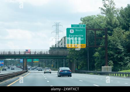 South Amboy, New Jersey - 18 août 2024 : un panneau sur la Garden State Parkway indique aux conducteurs de prendre la sortie 123 pour aller à Sayreville et Old Bridge Banque D'Images