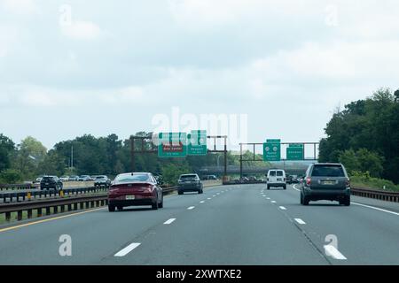 Aberdeen, New Jersey - 18 août 2024 : les panneaux le long de la Garden State Parkway Southbound indiquent aux conducteurs quelle sortie prendre pour se rendre à différents endroits Banque D'Images