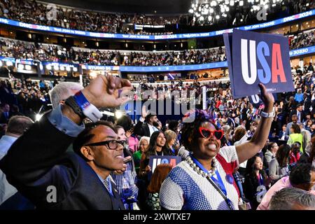 Chicago, États-Unis. 20 août 2024. Les délégués de New York signent lors de la deuxième journée de la Convention nationale démocrate 2024 au United Center à Chicago, Illinois, le mardi 20 août 2024. Le deuxième jour de la convention est intitulé "Une vision audacieuse pour l'avenir de l'Amérique" et comprendra des remarques de l'ancien président Barack Obama, de l'ancienne première dame Michelle Obama et du deuxième messieurs Doug Emhoff. Photo de Matt Marton/UPI crédit : UPI/Alamy Live News Banque D'Images