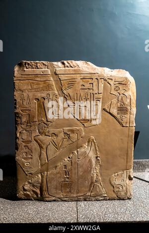 Musée de Louxor, bloc de pierre avec relief, Reine Hatshepsout devant Dieu Amon, temple de Karnak, Louxor, Egypte, Afrique du Nord, Afrique Banque D'Images