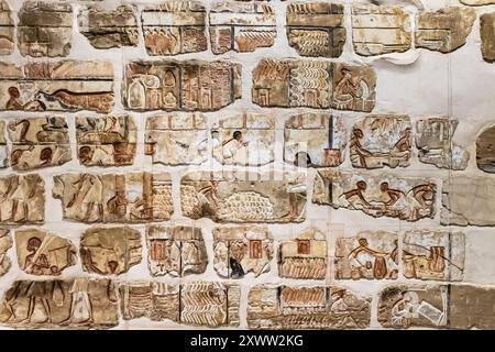 Musée de Louxor, mur du roi Amenhotep IV (Akhenaton), de Karnak et temple de Louxor, relief et blocs de pierre peints, Louxor, Egypte, Afrique du Nord, Afrique Banque D'Images