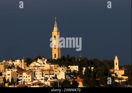 Une vue lointaine de l'Eglise orthodoxe russe de l'Ascension sur le Mont des Oliviers à Jérusalem. Banque D'Images