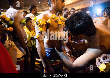 Le festival coloré et unique de Thaipusam célébré par les Tamouls hindous à Kuala Lumpur, en Malaisie. Banque D'Images