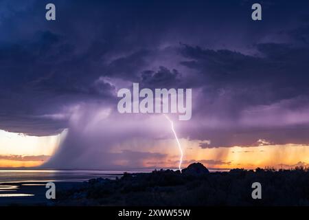 La foudre rebondit autour des nuages et frappe le sol dans ce paysage pris de Ladyfinger point sur Antelope Island State Park, Syracuse Utah USA Banque D'Images