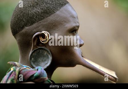 Portrait d'une femme Suri pris le long de la rivière Kibish dans la basse vallée de l'Omo en Ethiopie. Banque D'Images
