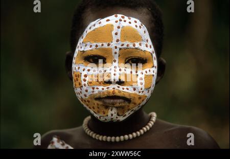 Portrait d'une fille Surma colorée prise dans un petit village près de la rivière Kibish, vallée de l'Omo, Ethiopie. Banque D'Images