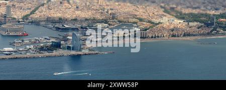 Vue aérienne de l'hôtel W Barcelona et de la zone du front de mer à Barcelone, Espagne. Banque D'Images